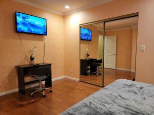 TV a/nebo společenská místnost v ubytování 3 bedroom guest suite first floor unit with nice patio area right next to the MrC Hotel 10 minutes from Rodeo Drive Washer Dryer WIFI and more