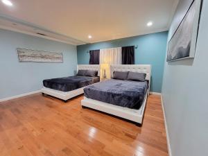 Postel nebo postele na pokoji v ubytování 3 bedroom guest suite first floor unit with nice patio area right next to the MrC Hotel 10 minutes from Rodeo Drive Washer Dryer WIFI and more