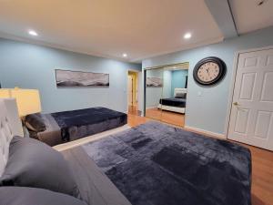 Postel nebo postele na pokoji v ubytování 3 bedroom guest suite first floor unit with nice patio area right next to the MrC Hotel 10 minutes from Rodeo Drive Washer Dryer WIFI and more