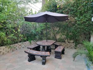 Zahrada ubytování 3 bedroom guest suite first floor unit with nice patio area right next to the MrC Hotel 10 minutes from Rodeo Drive Washer Dryer WIFI and more