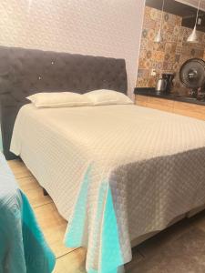 Postel nebo postele na pokoji v ubytování Quarto Aconchegante N 1