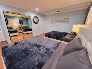 Postel nebo postele na pokoji v ubytování 3 bedroom guest suite first floor unit with nice patio area right next to the MrC Hotel 10 minutes from Rodeo Drive Washer Dryer WIFI and more