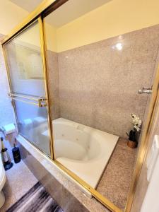 Koupelna v ubytování 3 bedroom guest suite first floor unit with nice patio area right next to the MrC Hotel 10 minutes from Rodeo Drive Washer Dryer WIFI and more