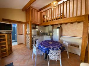 Kuchyňa alebo kuchynka v ubytovaní Charmante maisonnette, proche mer, équipée, 3 chambres, terrasse - FR-1-709-49