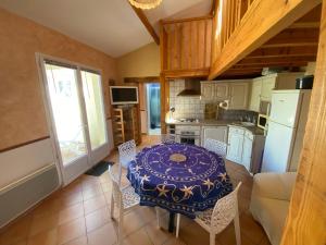Kuchyňa alebo kuchynka v ubytovaní Charmante maisonnette, proche mer, équipée, 3 chambres, terrasse - FR-1-709-49