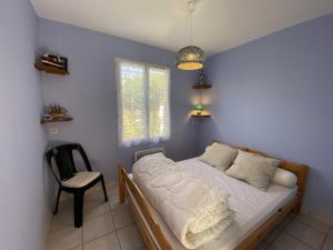 Posteľ alebo postele v izbe v ubytovaní Charmante maisonnette, proche mer, équipée, 3 chambres, terrasse - FR-1-709-49