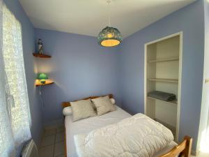 Posteľ alebo postele v izbe v ubytovaní Charmante maisonnette, proche mer, équipée, 3 chambres, terrasse - FR-1-709-49