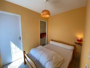 Posteľ alebo postele v izbe v ubytovaní Charmante maisonnette, proche mer, équipée, 3 chambres, terrasse - FR-1-709-49