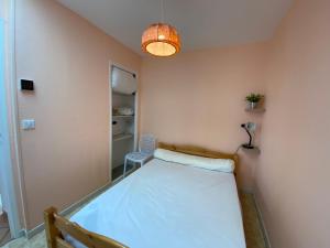 Posteľ alebo postele v izbe v ubytovaní Charmante maisonnette, proche mer, équipée, 3 chambres, terrasse - FR-1-709-49