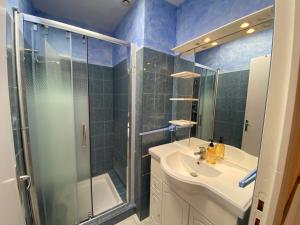 Kúpeľňa v ubytovaní Charmante maisonnette, proche mer, équipée, 3 chambres, terrasse - FR-1-709-49