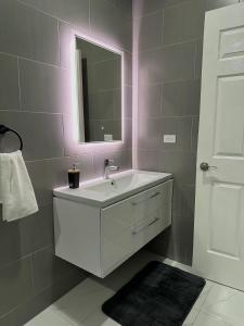 Bilik mandi di Eagle Stays Aruba-NEW Luxury, Cozy & Spacious Studio Near Eagle Beach! +24 gambar