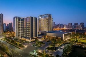 青岛青岛金茂万丽酒店的夜晚城市中的一座大楼