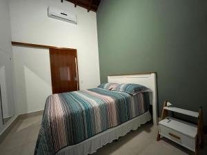 un dormitorio con una cama en una habitación en Casa na praia Silvana, en Caraguatatuba 29 fotos más