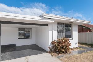 ein weißes Haus mit Garage in der Unterkunft A1 Airport Haven - Quick Access, Comfy & Free Parking in Perth