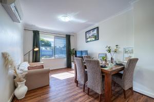 ein Wohnzimmer mit Esstisch und Stühlen in der Unterkunft A1 Airport Haven - Quick Access, Comfy & Free Parking in Perth