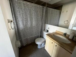 Departamento en La Serena في لا سيرينا: حمام مزود بمرحاض ومغسلة ومرآة