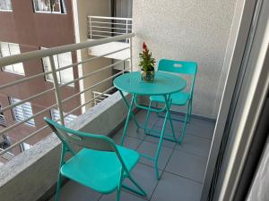 Departamento en La Serena في لا سيرينا: طاولة وكرسيين على شرفة