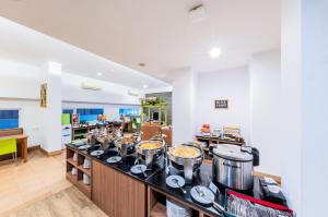 Kuchyň nebo kuchyňský kout v ubytování Whiz Prime Hotel Balikpapan