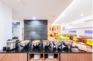 Kuchyň nebo kuchyňský kout v ubytování Whiz Prime Hotel Balikpapan