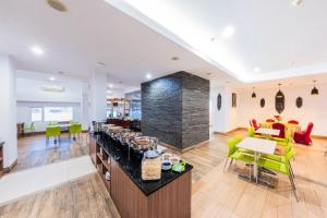 Kuchyň nebo kuchyňský kout v ubytování Whiz Prime Hotel Balikpapan