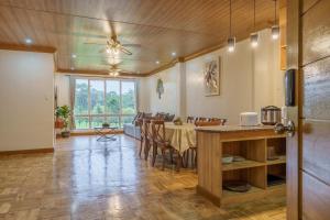 Kuchyň nebo kuchyňský kout v ubytování Luxury Residence #2 Camp John Hay nr Eco Trails