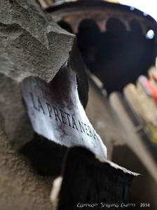 une fermeture d'un objet métallique avec inscription sur celui-ci dans l'établissement La Preta Nera, à Giuliano di Roma