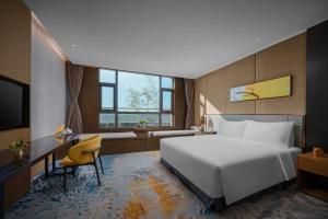 Postel nebo postele na pokoji v ubytování voco Zhengzhou Garden Expo by IHG + 38 fotografií