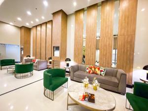 a lobby with a couch and a table and chairs at Ultra Luxury 1BR near Solaire & Okada in Manila