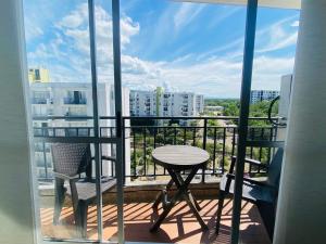 d'un balcon avec une table et des chaises offrant une vue sur la ville. dans l'établissement Apartamento en Ricaurte - Reserva de Peñalisa, à Ricaurte