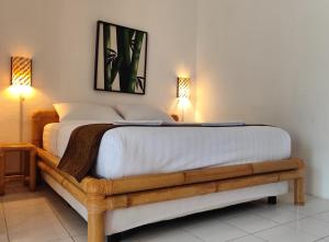 Ein Bett oder Betten in einem Zimmer der Unterkunft Keyani Bungalows Lovina