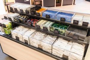東京にある相鉄グランドフレッサ 東京ベイ有明の品入れ物の多い棚