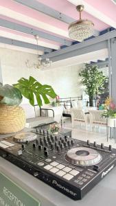 バンコクにあるIssara House Bangkokのキッチンカウンター(コンロ付)