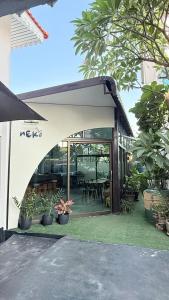 バンコクにあるIssara House Bangkokの庭の植物開放式の建物