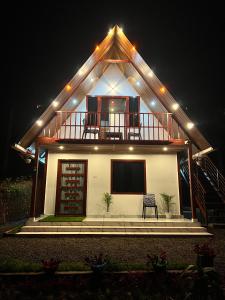 バガモンにあるVerdant peaks Homestayの夜のバルコニーのある家