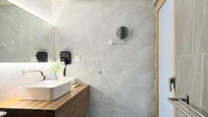 バンコクにあるIssara House Bangkokの洗面台と鏡のあるバスルーム +34枚の写真