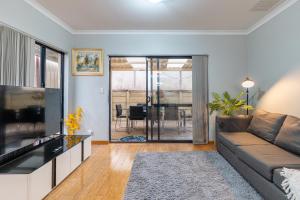 un salon avec un canapé et une table dans l'établissement Airport 5BR Haven - Full Kitchen & Tranquil, à Perth