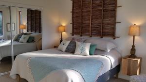 a bedroom with two beds and two windows at Amazing Getaway Oceanview with treehouse feel in Manchester