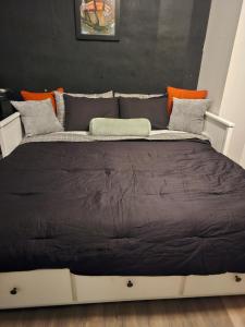 Postel nebo postele na pokoji v ubytování Tranquil studio oasis