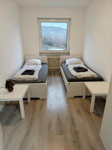 Giường trong phòng chung tại IaM 100 Qm 7 Betten ,Schlafcouch, mit Balkon, Küche, 3 Schlafzimer, 2 Badezimmer +51 ảnh