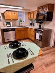Η κουζίνα ή μικρή κουζίνα στο Queen Bea-Seattle-Queen Anne-Basement-Level
