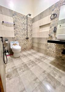 un baño con inodoro y ducha en 2 rooms with lounge appartment, en Karachi