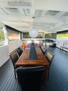 un comedor con mesa y sillas en un barco en House at the Heart of Entrance! Sleeps20, en The Entrance