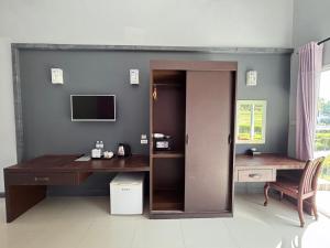 TV a/nebo společenská místnost v ubytování Arawan Beach Resort Krabi
