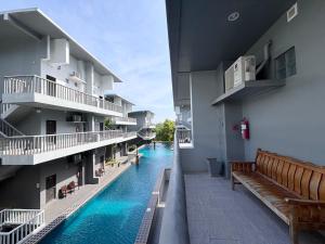 Bazén v ubytování Arawan Beach Resort Krabi nebo v jeho okolí