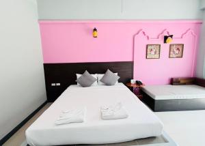 Postel nebo postele na pokoji v ubytování Arawan Beach Resort Krabi