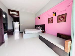 Postel nebo postele na pokoji v ubytování Arawan Beach Resort Krabi