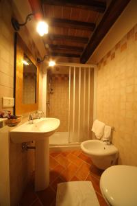 a bathroom with a sink and a toilet at LA CASA DEL CALZOLAIO in Radicofani
