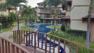 uitzicht op een zwembad vanaf het balkon van een resort bij Manhattan Riviera Beach in Aquiraz