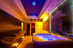 a large bathroom with a tub in a room at Hotel Galion in Gdańsk