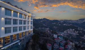 Nespecifikovaný výhled na hory nebo výhled na hory při pohledu z hotelu